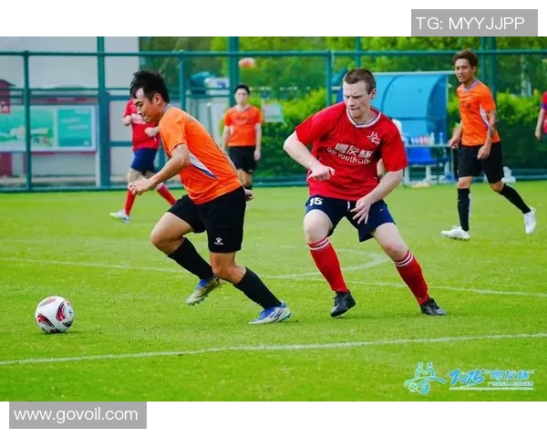 足球巨星亲临绿茵赛场展现非凡实力点燃全场热情与无尽期待